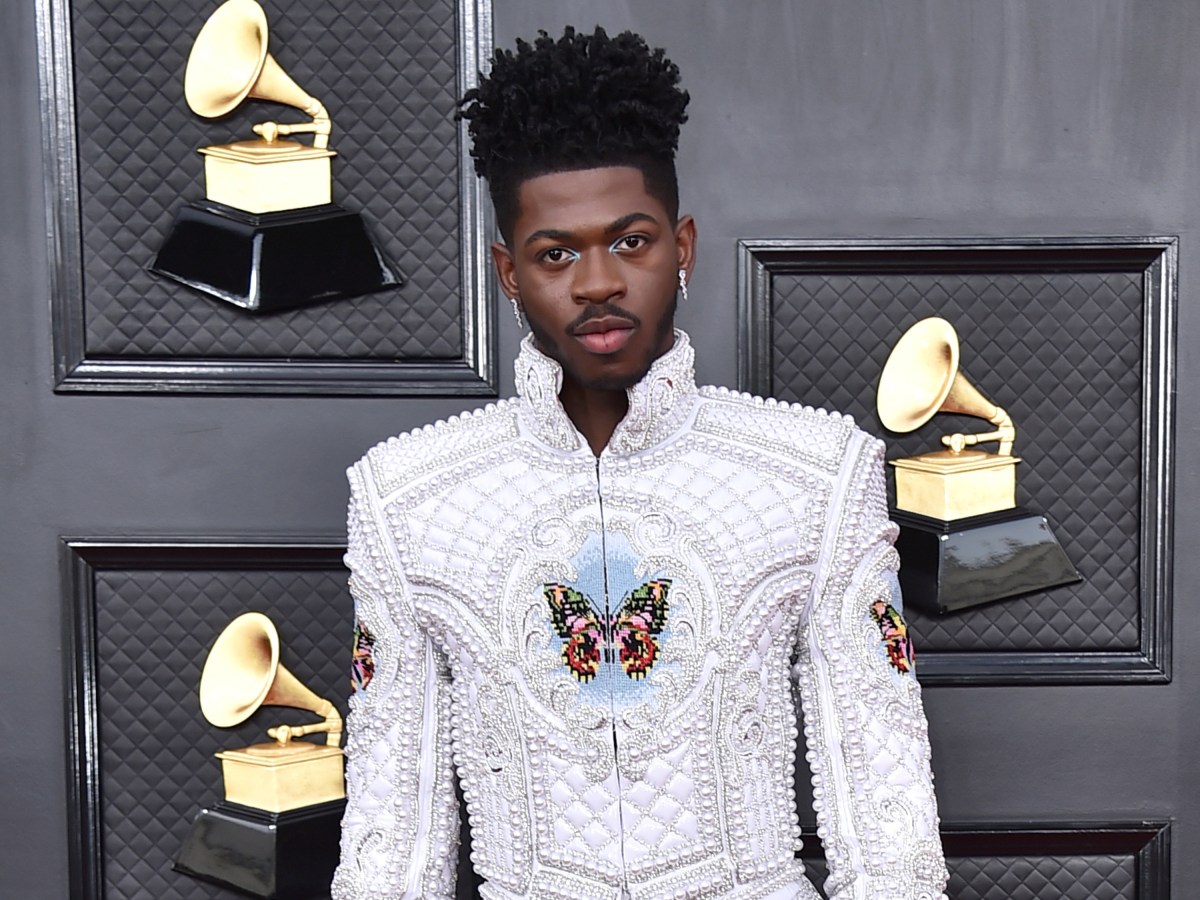 Lil Nas X es acusado de 4 delitos graves luego de deambular sin ropa por Los Ángeles