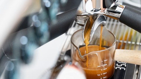 Los estadounidenses aman el café, a pesar de que su precio se haya cuadruplicado en los últimos 40 años.