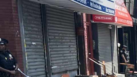 Adams solicitó al público que ayudaran a hallar a los perpetradores del crimen.