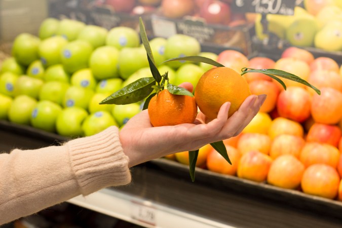 Las frutas cítricas como la naranja son bajas en carbohidratos y ricas en fibras y vitamina C.
