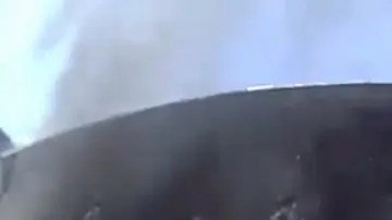Los dos funcionarios recibieron atención médica por inhalación de humo. Guo también sufrió cortes al caerse de la puerta corrediza de vidrio.