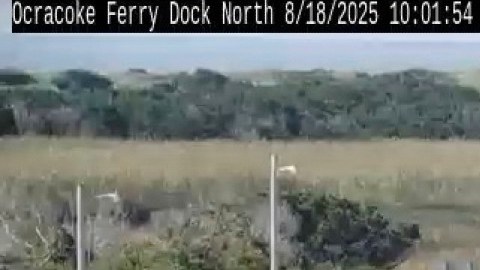 Evacuación de vehículos en North Carolina por huracán Erin.