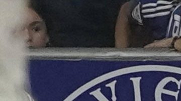 El delantero del Real Madrid Vinicius Junior (d) celebra con Kylian Mbappé tras marcar el tercer gol, durante el partido de LaLiga que el Real Oviedo y Real Madrid disputaron este domingo.