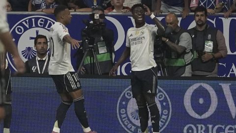 El delantero del Real Madrid Vinicius Junior (d) celebra con Kylian Mbappé tras marcar el tercer gol, durante el partido de LaLiga que el Real Oviedo y Real Madrid disputaron este domingo.