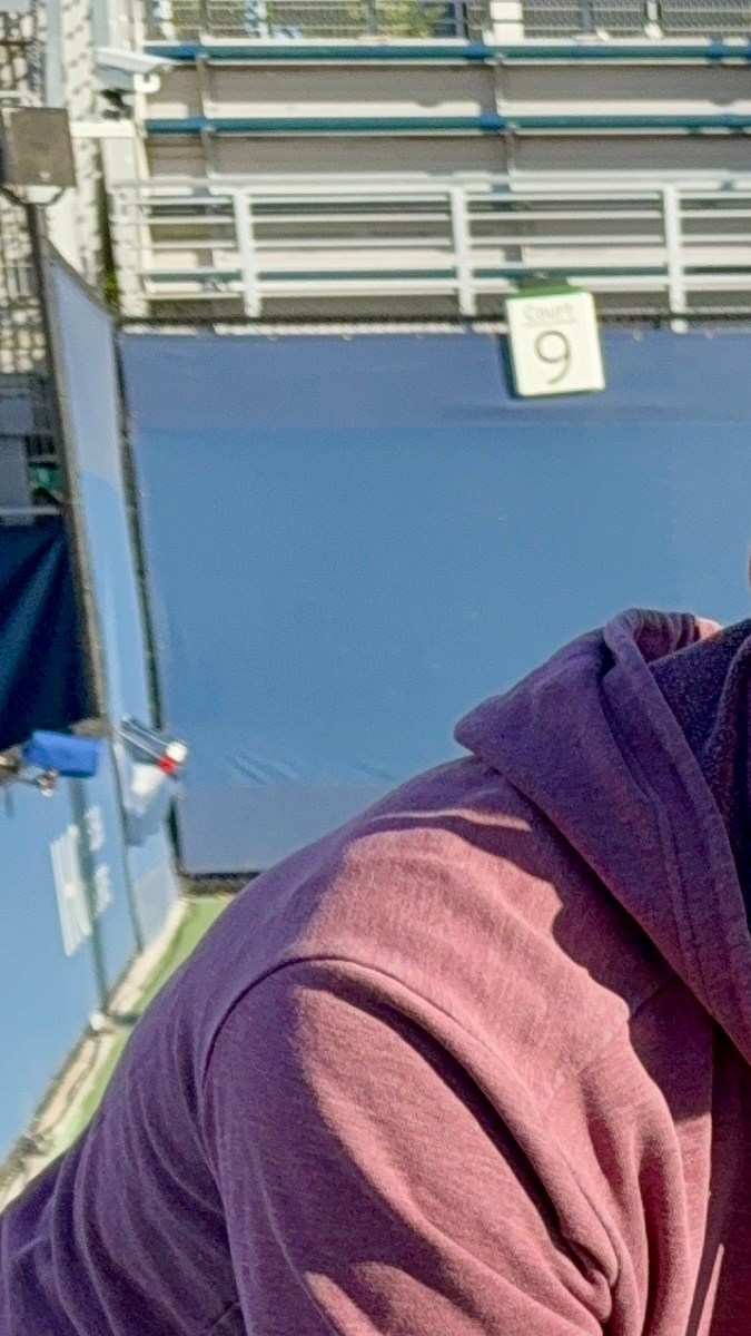 Rolando Díaz explica cómo funciona el aire acondicionado portable que tienen los jugadores disponible detrás de su silla. "Lo utilizan mucho", asegura.