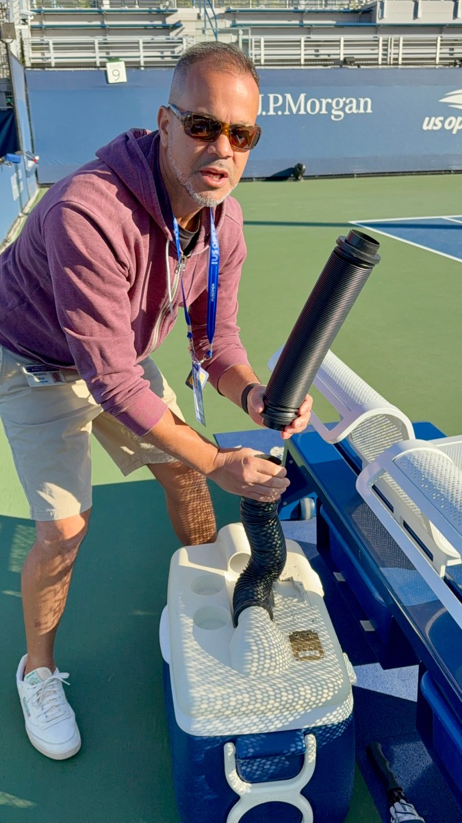 Rolando Díaz explica cómo funciona el aire acondicionado portable que tienen los jugadores disponible detrás de su silla. "Lo utilizan mucho", asegura.