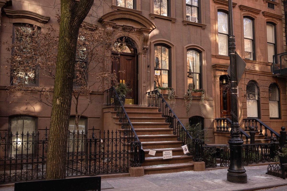 Instalaron una cerca de hierro frente al hogar de Carrie Bradshaw en ‘Sex and the City’