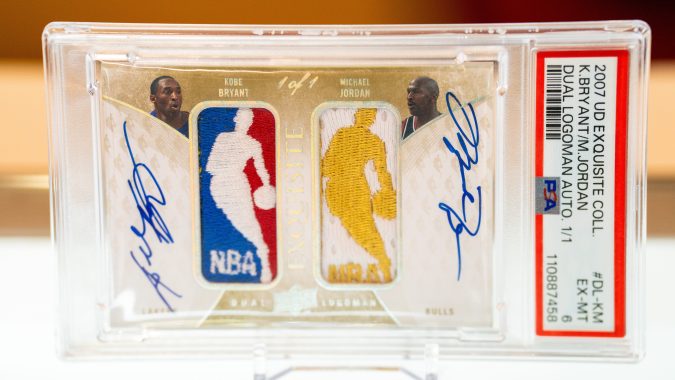 Aunque existen otras cartas dobles de Michael Jordan, esta es la única de este tipo que tiene Kobe Bryant.