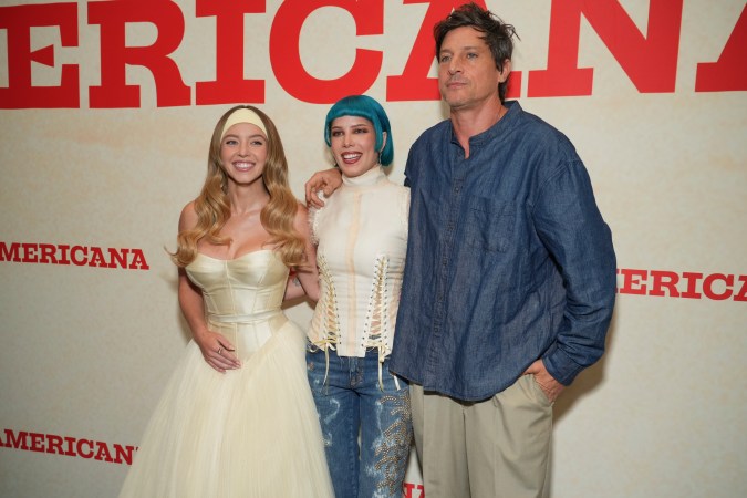 Sydney Sweeney, Halsey, y Simon Rex en la proyección de "Americana" en Los Ángeles.
