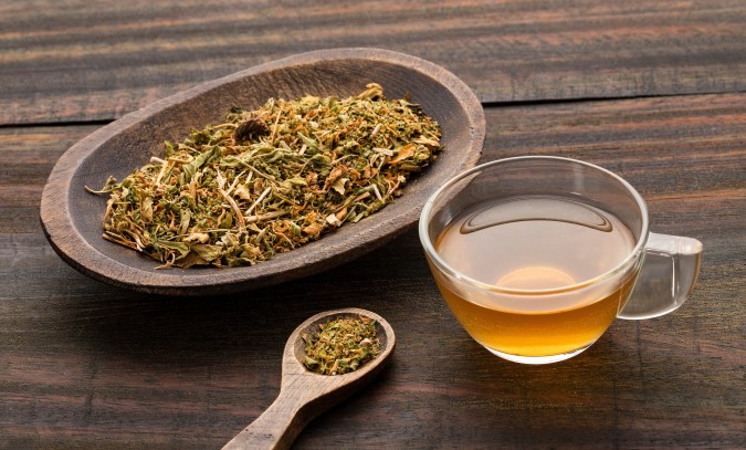 El té de epazote se puede preparar con hojas de la hierba frescas o deshidratadas.