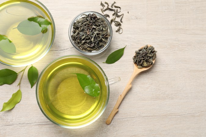 El té verde tiene un tipo de compuesto que ayuda a recuperar la energía de las neuronas.