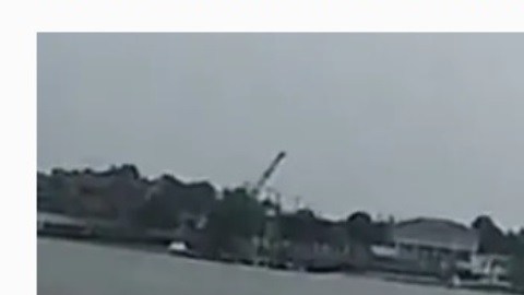 Detective NYPD saltando al mar en Far Rockaway (Queens) para atrapar a un prófugo.
