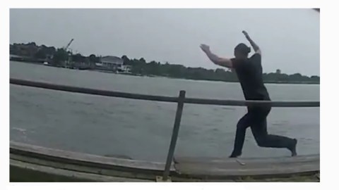 Detective NYPD saltando al mar en Far Rockaway (Queens) para atrapar a un prófugo.
