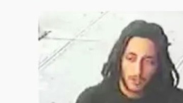 Fathy Hussein captado por cámaras de seguridad en Queens en 2023.