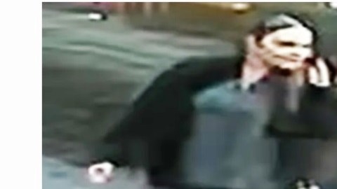 Sospechosos de golpear a mujer mayor en NYC.