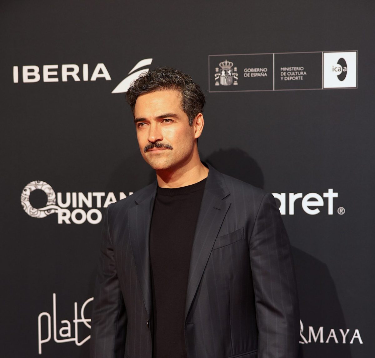 Alfonso Herrera denuncia robo de pertenencias en el aeropuerto de CDMX