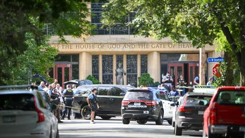 La policía responde a un tiroteo en la Escuela Católica Annunciation en Minneapolis, Minnesota, EE. UU., el 27 de agosto de 2025.
