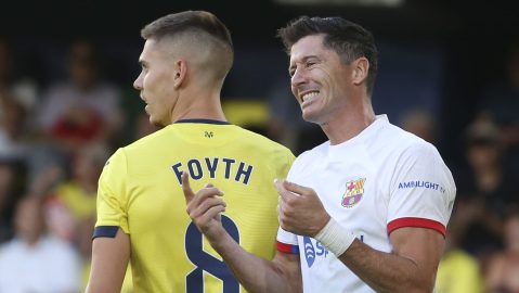 Robert Lewandowski (d) junto a Juan Foyth en un partido entre el Villarreal y Barcelona.