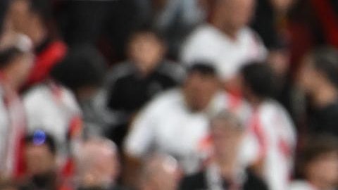 Los jugadores del FC Barcelona Lamine Yamal (d) y Ferrán Torres tras el partido de la tercera jornada de LaLiga entre el Rayo Vallecano y el FC Barcelona.