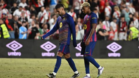 Los jugadores del FC Barcelona Lamine Yamal (d) y Ferrán Torres tras el partido de la tercera jornada de LaLiga entre el Rayo Vallecano y el FC Barcelona.