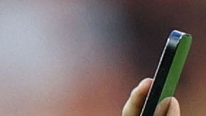 Mbappé se toma una foto con un seguidor durante el amistoso ante el WSG Tirol.