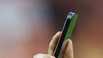 Mbappé se toma una foto con un seguidor durante el amistoso ante el WSG Tirol.