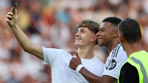 Mbappé se toma una foto con un seguidor durante el amistoso ante el WSG Tirol.