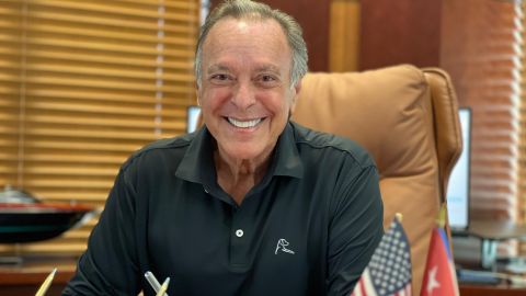 Miguel Fernández manda contundentes mensajes a lesgisladores en vallas, incluido Marco Rubio.
