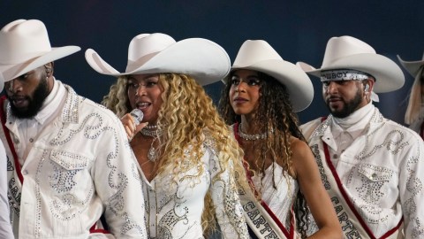 El galardón para Beyoncé fue en la categoría de “vestuario destacado para programación de variedades, no ficción o reality”.