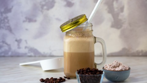El café matutino puede dar un impulso nutricional agregando proteina en polvo.