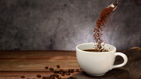 Dollar General retira 3 lotes de café por riesgo de contaminación con vidrio.