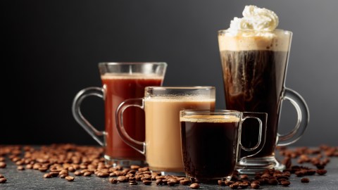 Tomar café en la mañana es un ritual matutino para los fanáticos de esta bebida que sienten un impulso de energía.