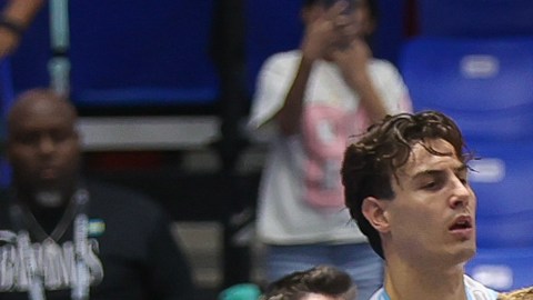 Jugadores de Argentina y República Dominicana mantienen luego de un partido en la AmeriCup 2025.