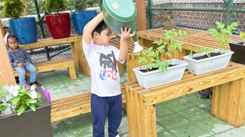 El jardín del Centro Infantil Kennedy ofrece una alternativa relajante a un juego más enérgico.