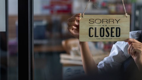 El cartel colocado en la puerta del local parecía ser un simple aviso de cierre por vacaciones, pero terminó desatando un debate en redes.
