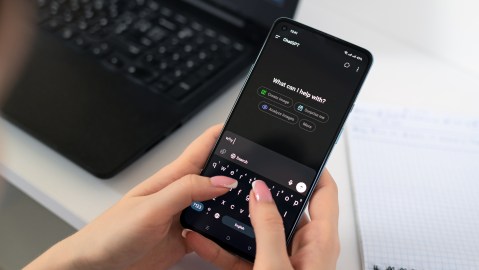 Considera que insultar ocasionalmente no implica una sanción automática, pero un comportamiento reiterado y abusivo puede violar los Términos de Uso del servicio.
