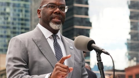 Alcalde de Chicago se niega a colaborar con el despliegue militar ordenado por Trump