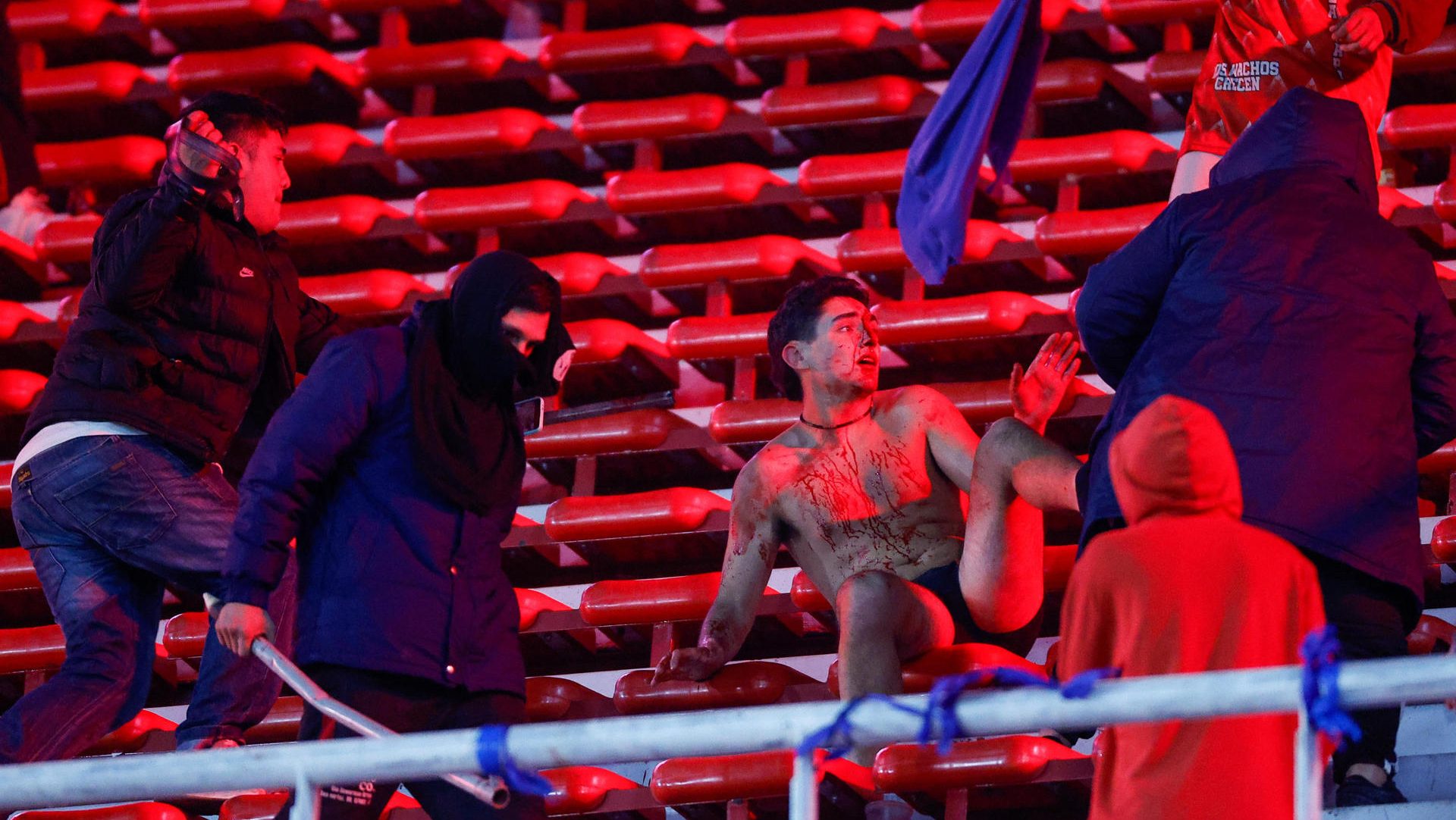 Más de 100 chilenos detenidos en Argentina por sucesos entre hinchas de Independiente y U. de Chile