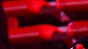 Hinchas se enfrentan en una tribuna este miércoles, en un partido de los octavos de final de la Copa Sudamericana entre Independiente y Universidad de Chile en el estadio Libertadores de América en Avellaneda.