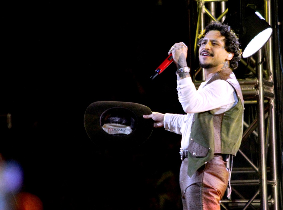 Fan de Christian Nodal habla del beso y su momento de cantar con él