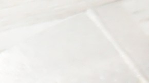 La comida envasada al vacío tiene que refrigerarse para evitar el deterioro e intoxicaciones alimentarias.