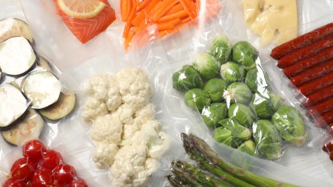 La comida envasada al vacío tiene que refrigerarse para evitar el deterioro e intoxicaciones alimentarias.
