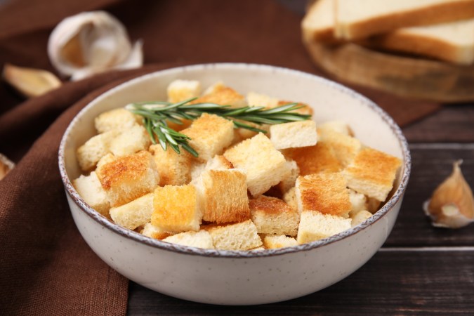 Puedes hacer crutones con el pan sobrante.