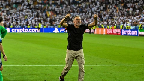 Luis Enrique celebra con el público el triunfo de PSG ante Tottenham.