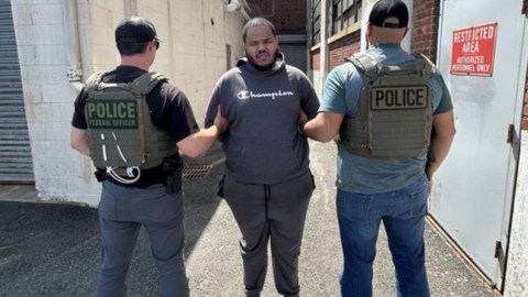 En esta foto publicada por ICE aparece Robert Reid Méndez Jiménez, un inmigrante de origen dominicano acusado de delito de depredación infantil arrestado en Nueva York.