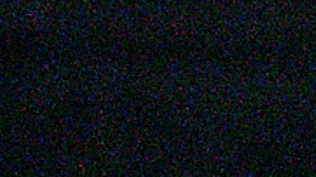 Un hombre sostiene sus documentos de inmigración después de ser detenido por agentes de ICE en una corte de inmigración en NY..