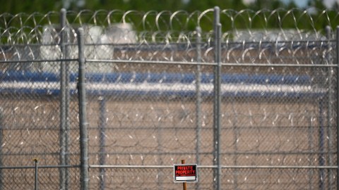 Número de arrestos de migrantes realizados por ICE cayó 19% en julio