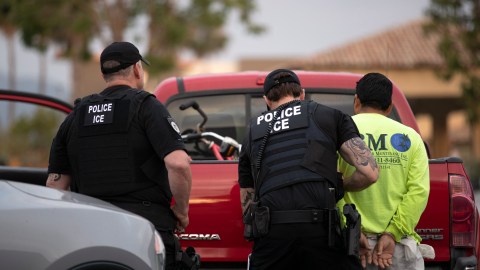Agentes de ICE realizan operativo.