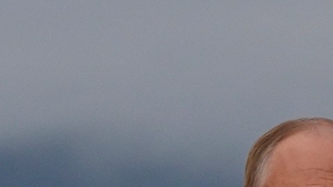 Con alfombra roja: así recibió Donald Trump a Vladimir Putin para cumbre bilateral en Alaska