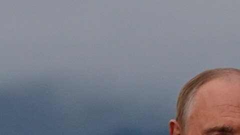 Con alfombra roja: así recibió Donald Trump a Vladimir Putin para cumbre bilateral en Alaska